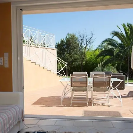 Pensión La Tarentane 4*