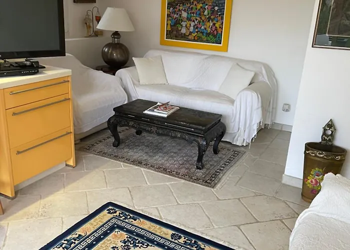 La Tarentane בית הארחה 4*