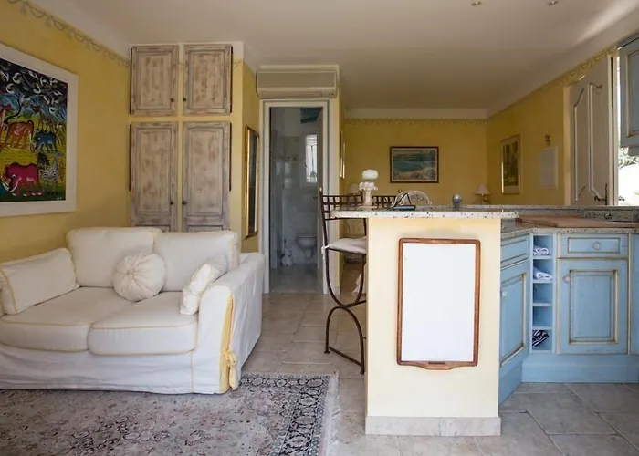 La Tarentane בית הארחה 4*