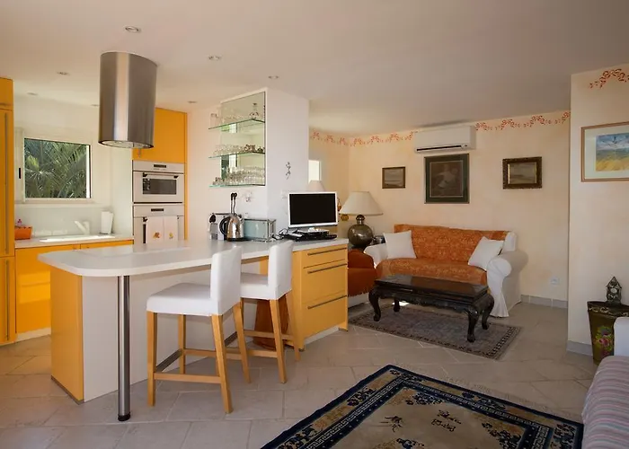 בית הארחה La Tarentane 4*