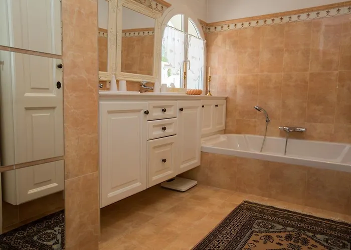 La Tarentane בית הארחה 4*