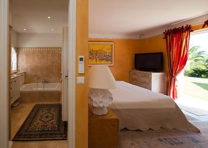 La Tarentane בית הארחה 4*